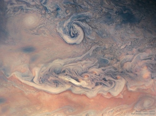 Juno Captured The Thick Atmosphere (hydrogen, Helium, Small Amounts Of Ammonium Hydrosulfide) Of Jupiter.