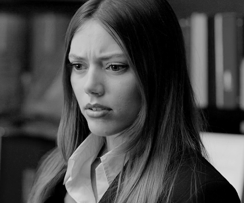 “I Call The Jesus Wood!” Grace Van Dien As Scarlett In V For Vengeance (2022)