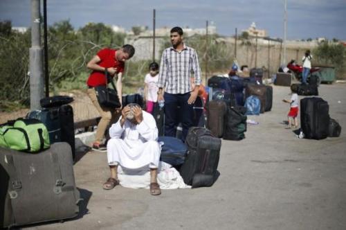 palestina: Palestinian passengers hoping to cross into Egypt, wait at the Rafah crossing between Egy