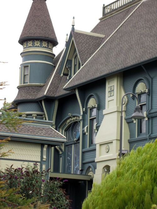 dartranna-alurath:  theblacklacedandy:  uggly:  Carson Mansion- Eureka, California The mansion is a mix of every major style of Victorian Architecture, including but not limited to the following styles: Eastlake, Italianate, Queen Anne (primary), and