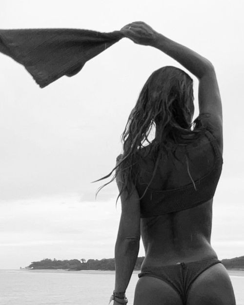 Carolina Dieckmann aproveitou o calor para curtir uma praia. “banho de chuva pós banho de mar&