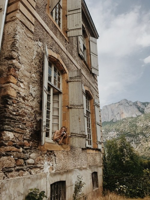 georgianadesign: chanelbagsandcigarettedrags: Chateau de Gudanes Amazing… It’s being re