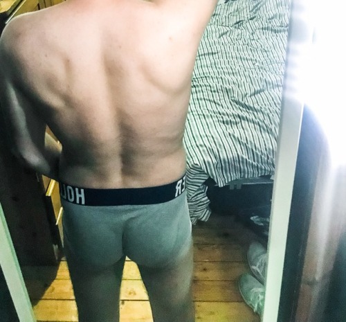 gayladwestmids:Peachy bum photo