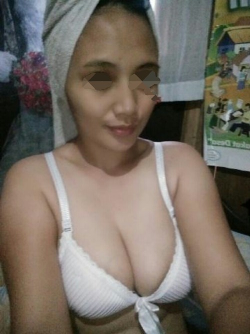 berbagiistri: Kaget waktu buka BBM, ternyata wife mengirim foto selfie habis mandi.. Kepengen meliha