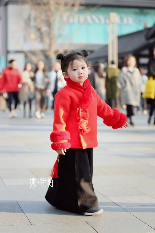 cfashthings:Source: WeiboGirl wearing Chinese Hanfu-inspired outfit.