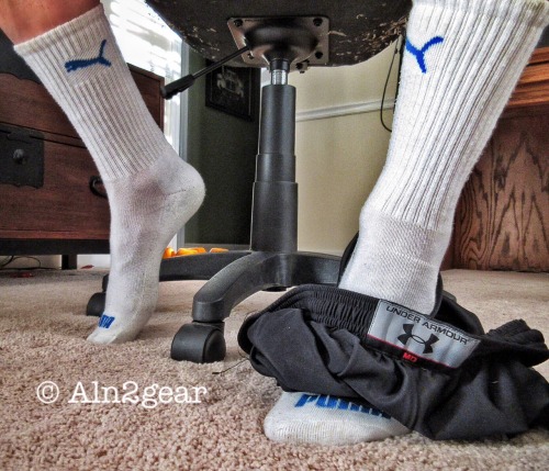 aln2gearsws:Received a generous package of assorted socks new to used in the mail today from a fellow tumblr that I have bromance feelings toward! Yer awesome stud! Luv ya buddy! 👊❤️❤️❤️