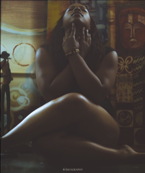 veitopia:There is an awakening in the pyramids   Muse : veitopia Photographer : bennierosevelt / roseography