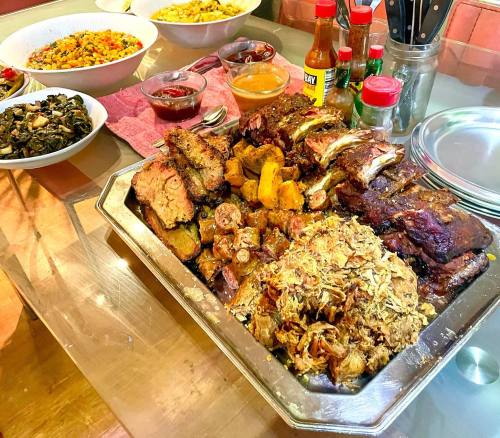 Dinner party BBQ, mostly keto items other than 1 sauce, maque choux and sweet potato.
BBQ MEATS:
🍖 Baby back ribs
🥩 Brisket
🐖 Slow-cooker pulled pork
🥩Smoked Beef Sausage
🌱 Grilled BBQ Dry Rub Tofu
BBQ SIDES:
🌽 Maque Choux
(Cajun corn, onion,...