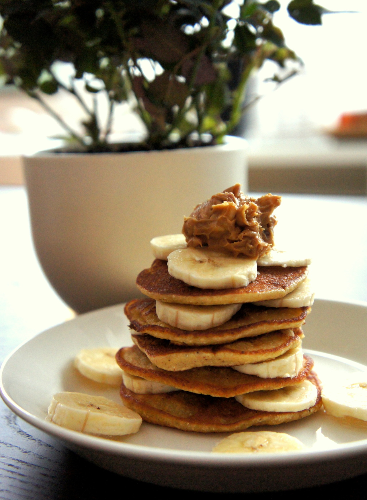 pihlas:My breakfast today: vegan banana pancaces topped with banana coins and peanut