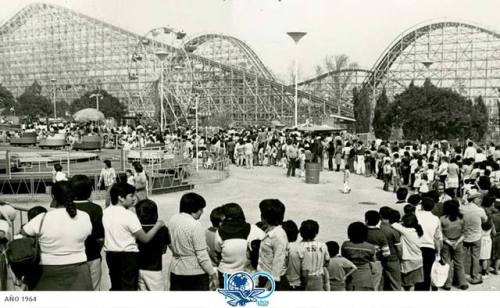 mexicoantiguo:   “Los Juegos Mecánicos de Chapultepec” se inauguraron el sábado 24 de octubre de 1964, la Montaña Rusa de Chapultepec, en su tiempo era una de las mejores. Era considerada la más grande de América Latina y la más moderna del