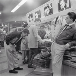 the-rolling-gi:  50s Shopping. 