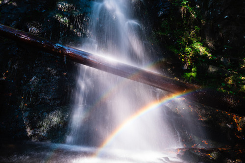 bmuqa:Rainbow at waterfall