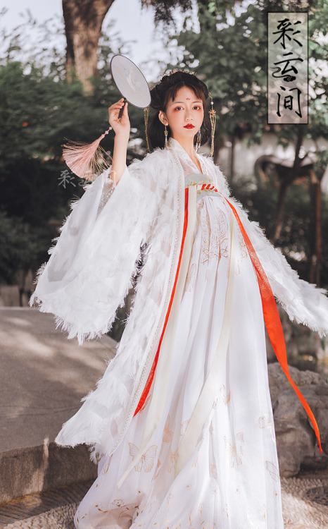 Traditional Chinese hanfu by 彩云间汉服