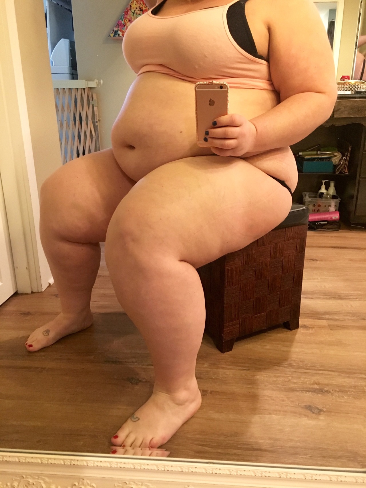 xldinnerbelle:  I’m so big and fat right now. I feel like my fatness isnt fully