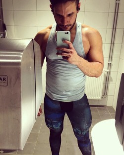 theirishwarrior:  lyon8668:  🤔 #bathroomselfie