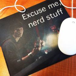 DAY SEVENTY-FIVE. Some @clarkinlarkin (and @tonimaggio) love on @braggart&rsquo;s mousepad. #the100 #montygreen