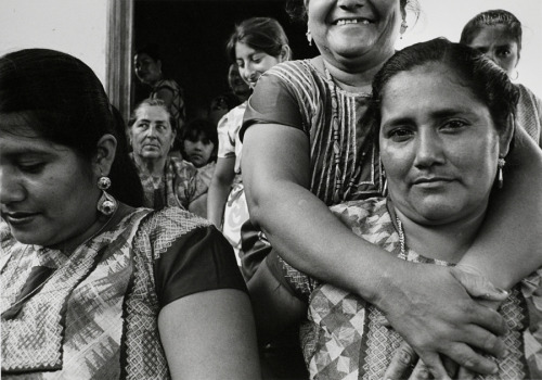 Women through the lens of Graciela Iturbide:Maternidad / Motherhood, Juchitán, México (1986).Juchite