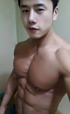 evianguy:  Hawt Asian Stud!