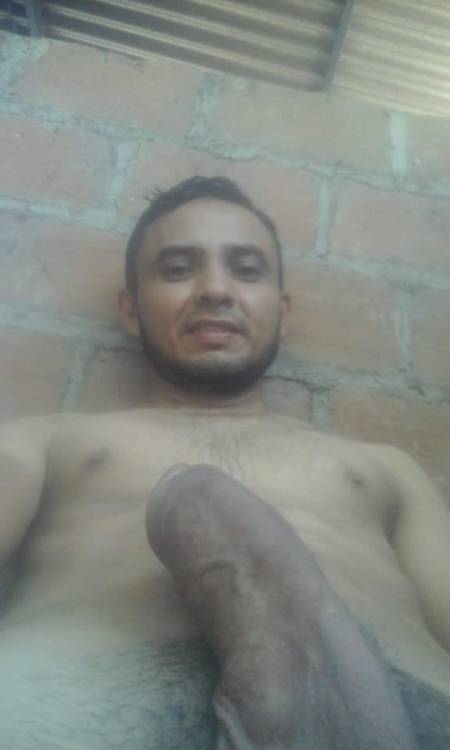 guanacoshot:  Rico salvadoreño mostrando su rica verga y cuerpo recuerda darle like