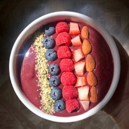 Sparkling AÇAÍ SMOOTHIE BOWL ✨ Did you know that acai berries have one of the highest antioxidant ca