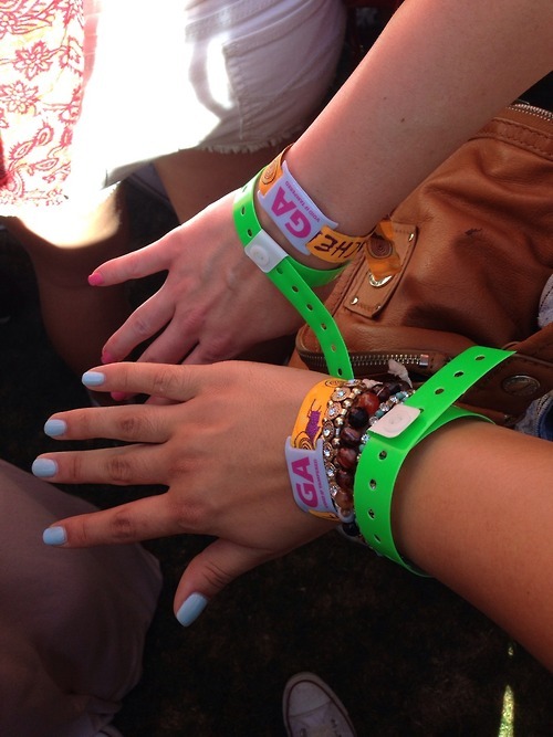 Rock those wristbands - who’s ready for Coachella weekend two?! ✌️ Palm springs time baby!
