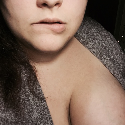 bbwcharlierebel:  Night Time Netflix and Chill… With Myself.  Damn @bbwcharlierebel can so get it netflix or not