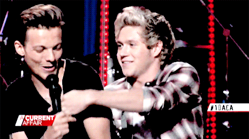 tommosloueh:  Niall: [about Louis pulling out a pinch of his chest hair] Louis, it