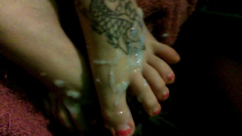 toesucker20:  Who would clean my cum from my girlfriends messy toes. #messytoes