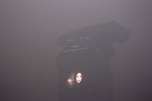 scifiseries:This is not Bladerunner - a builidng in Beijing with a video screen