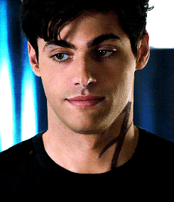 minyoongimatthew:Alec Lightwood Imagine // Guilt. ( Request )Genre // Angst - Fluff.• Credits to the
