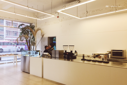 Luft Coffee / 루프트커피☞ 서울시 중구 삼일대로 308 (明洞站10號出口附近)首爾地鐵4號線明洞站附近有一間很追求”留白“的咖啡店 &ld