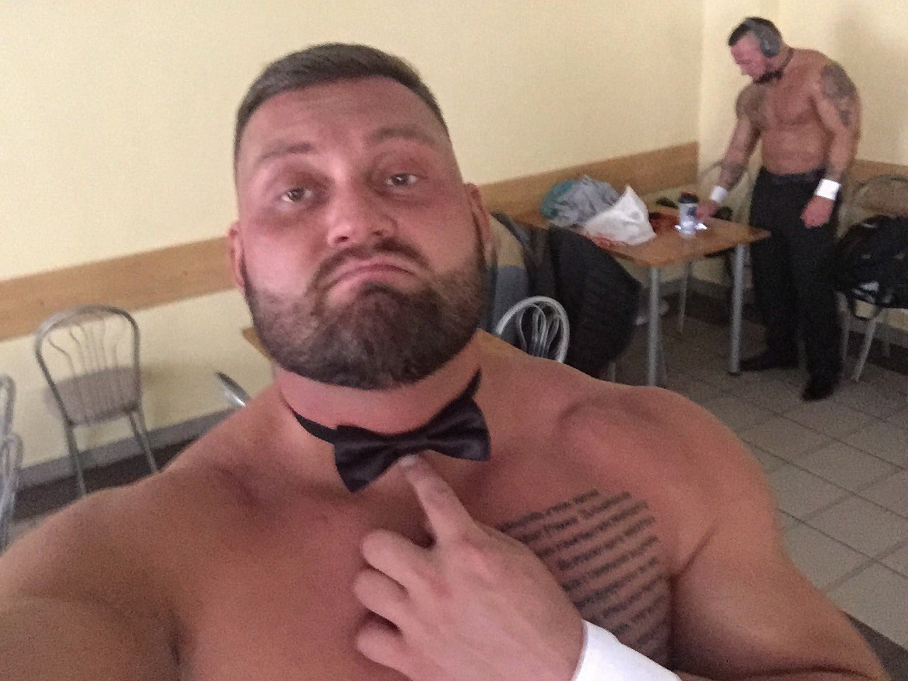 misterunivers:Russian chippendales …the las vegas real ones look like a band of