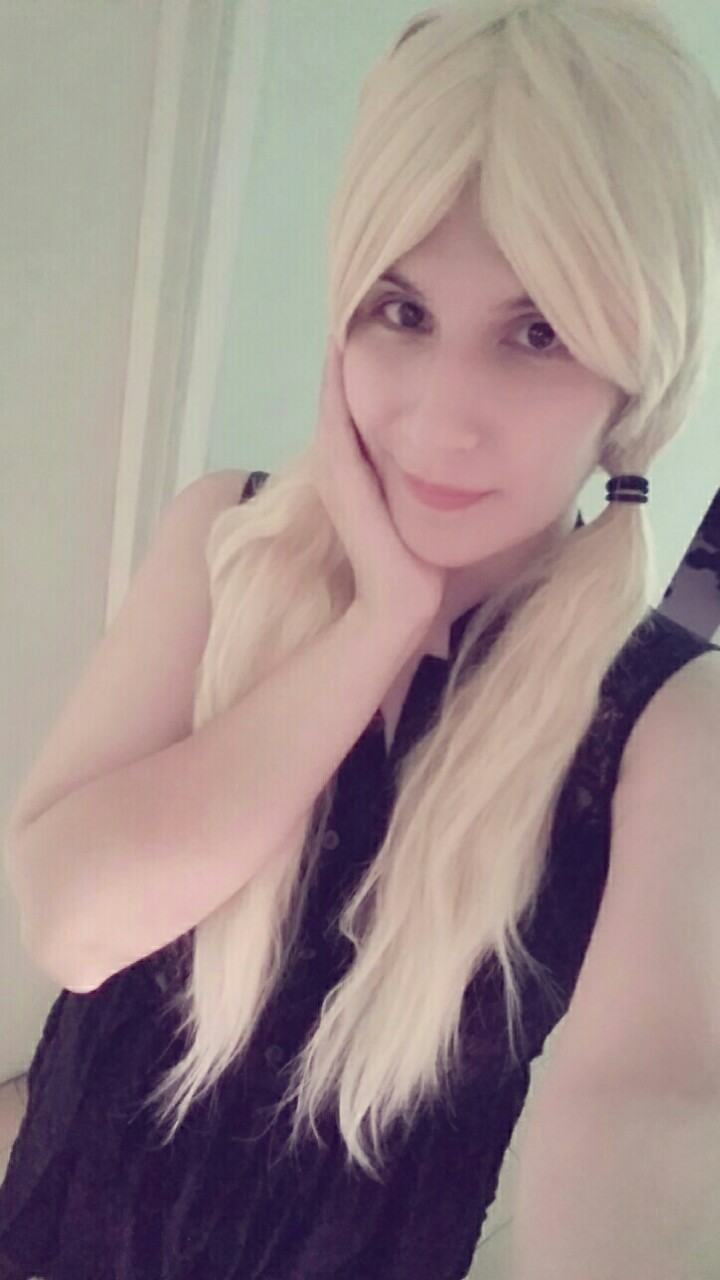 bashfull007:  beautifulellafae:  HER BEAUTY LEAVE WITHOUT WORDS!!!! :* :* :*  Hottie