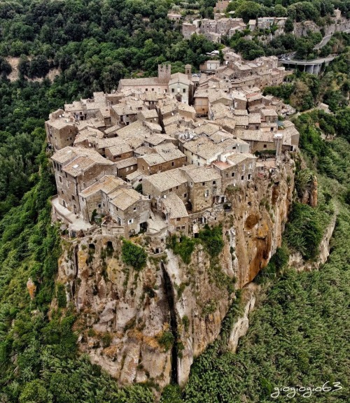 utwo:Calcata Vecchia, CalcataLazio, Italy Known as ‘Il paese che muore’ (The dying town), Civita di Bagnoregio  is a stunning medieval city that sits atop an eroded citadel. Founded  by the Etruscans 2,500 years ago, it has been continuously inhabited
