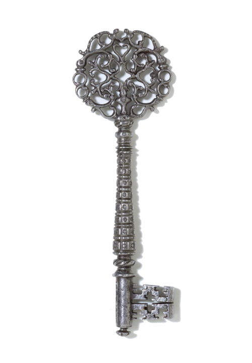 Key of pierced and chiselled steel, 1690. England. Via V&amp;A