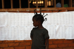 fotojournalismus: A child stands in front