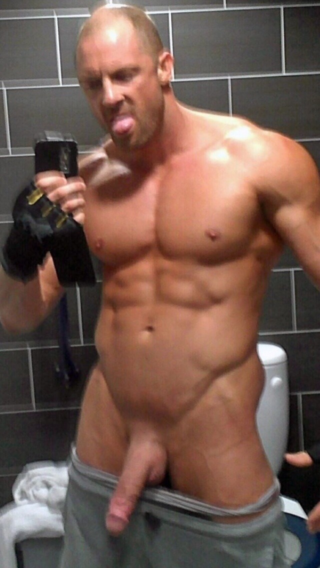 massivemusclebears:  After this Alpha took this picture in the gym, he was so fucking