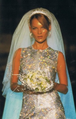 gabbigolightly:  Kate Moss at Versace Spring