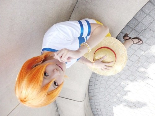 Nami wearing sheer pantyhose by cosplayer Lycorisa.