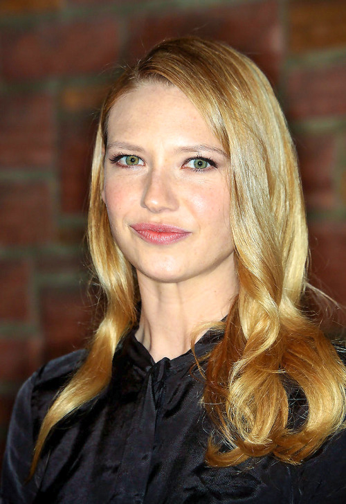 celoewe:  Happy 35th birthday Anna Torv - 07.06.1979 :-) 