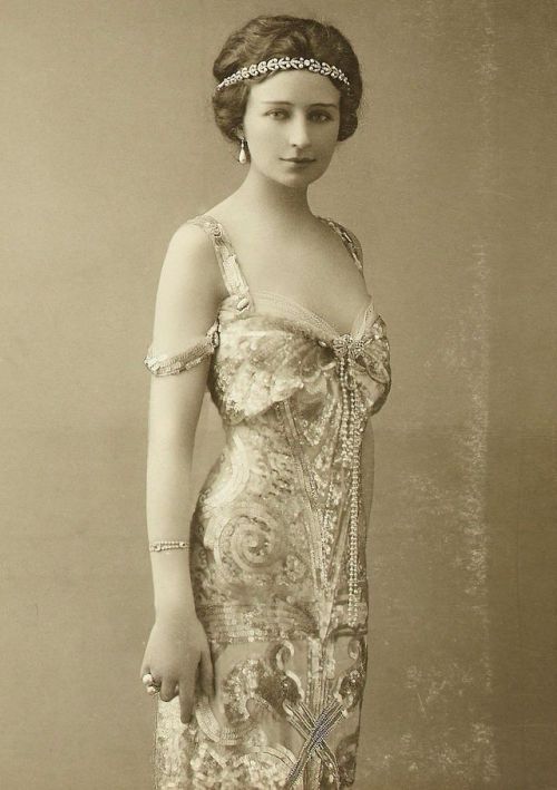 mote-historie: Genevieve Vix, a French opera singer and mistress of King Alfonso XIII of Spain, 1910