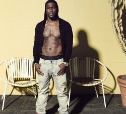 lamarworld:  Comedian/actor Kevin Hart bulge. 