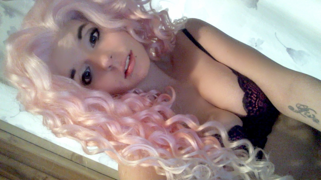 PeachyButt rocks pink hair like a Diva