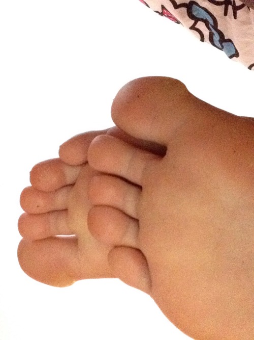wvfootfetish: cum-4-moi: to-the-valley-of-dreams: Soles! They stink a lot because I was at an activi