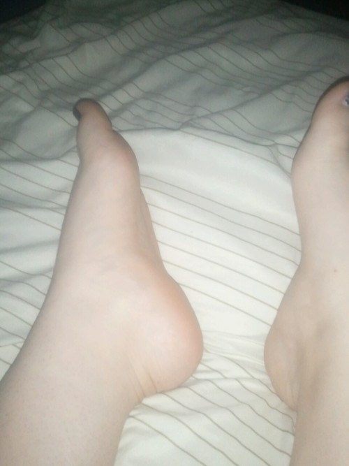 wifesbody: Sleeping feet