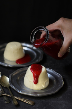 sweetoothgirl:  Vanilla Panna Cotta with Raspberry Coulis