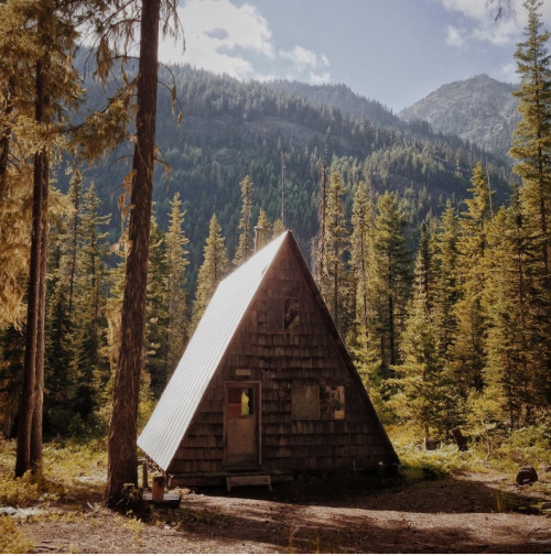 naturepunk:  mpdrolet:  Jared Chambers  I’m such a sucker for A-frame cabins. 