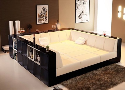damnyounick:  littledoctors:  Beautiful Pit Couch  Want 