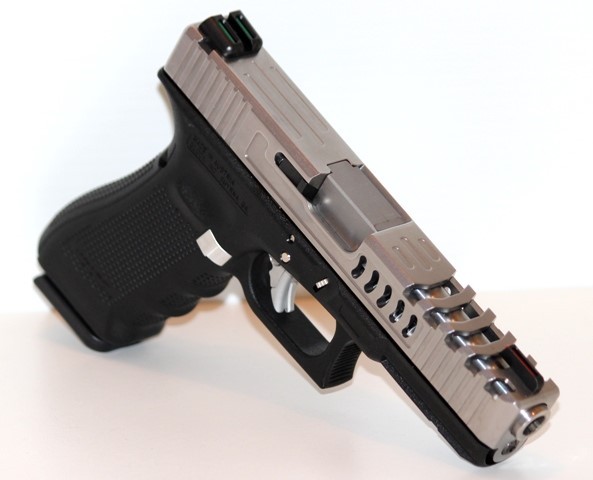 gunrunnerhell:  Vayser Arms Glock 17 “Mako Cut”Custom Glock 17 by Vayser Arms,