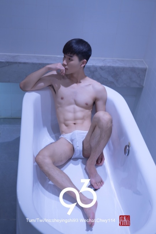 sheyingshi93:  不要凭借着蛛丝马迹只言片语就去评价别人的人生摄影：@摄影师93 摄于八月武汉巡拍十月北京西安成都重庆广州深圳厦门现在预定拍摄档期